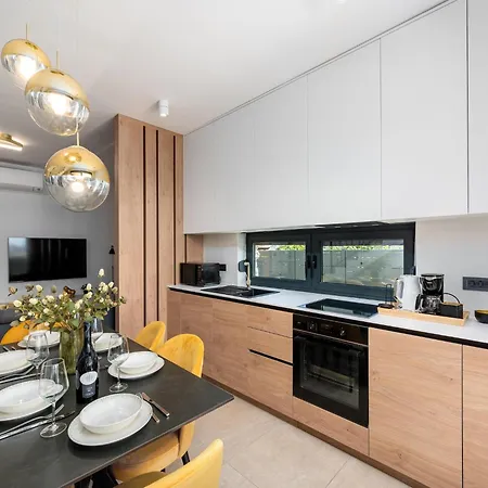 Apartment Detached For 6