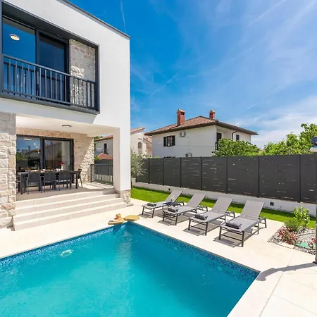 Detached For 6 Apartment Novigrad Istria